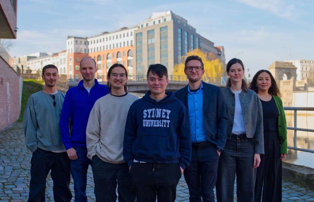 Das DATANOMIQ-Team — sieben Kolleginnen und Kollegen stehen zusammen im Freien in Berlin.